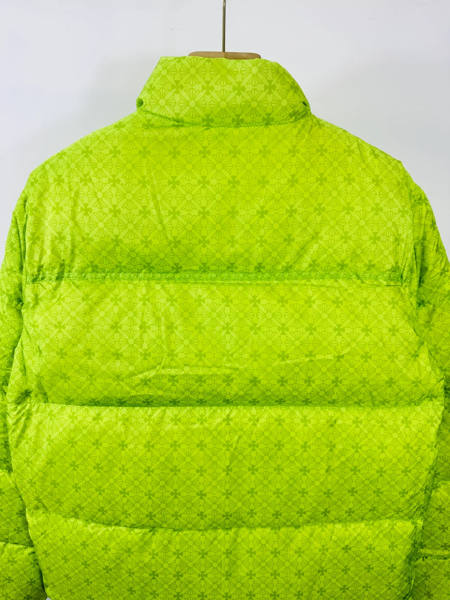 P760 top version 🐮 Real shot without P, ​​different from market products] Chrome Hearts ❄️ Winter environmentally friendly down jacket series ❄️ Chrome Hearts dark pattern series hooded down jacket is available at the counter at the same time ❤ The hood is detachable! The best Guangzhou national standard 90 velvet on the market! ! The world’s highest fluffiness of 900D! ! High standard and sufficient down filling! ! Exterior windproof and waterproof dark pattern custom fabric, interior high-grade dark pattern lining fabric to prevent lint, original hardware molding, exquisite craftsmanship details, casual or formal wear ✨ slim fit and not bloated Recommended color: Customized dark pattern flower series Code number: S, M, L, XL